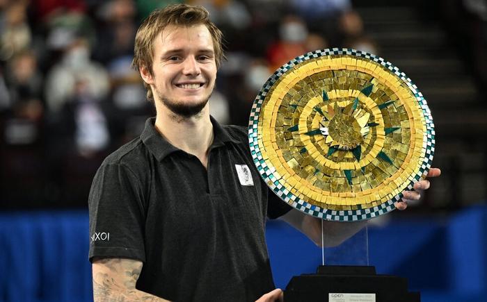 在对阵强劲 在对阵强劲